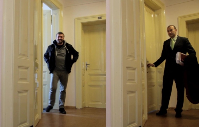 Bývalý dušanův prokurátor Ivo Černík se přišel před soudem ujistit za tím současným, že vše proběhne hladce. Úsměv na rtu mluví za vše! — s ivo černík a jaroslav miklenda