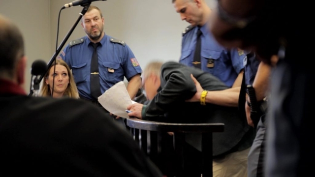 "Neměňte polohu, když vám to paní soudkyně nedovolila!"