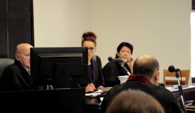 Předsedkyně senátu JUDr. Adéla Pluskalová a dva soudci z lidu před začátkem soudu