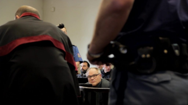 Dušan poslouchá obvinění