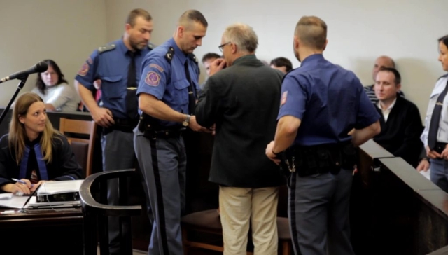 Oční kontakt advokátky s Dušanem