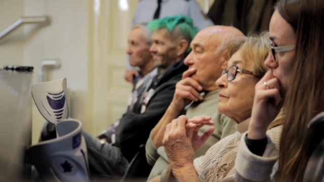 Dušanovi rodiče a dcera poslouchají obžalobu