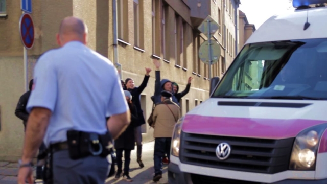 Eskorta přiváží Dušana Dvořáka k prostějovskému soudu